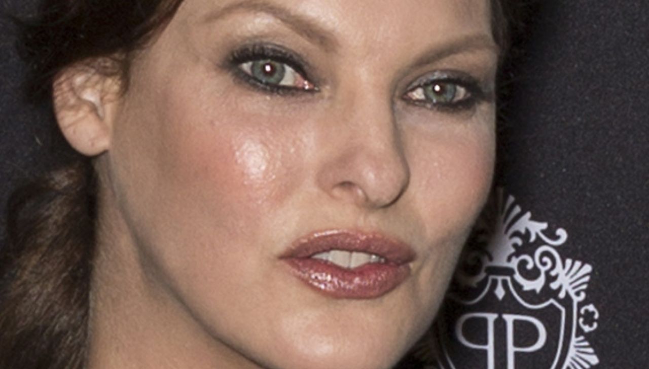 Linda Evangelista parla del suo corpo deturpato: "Non mi guardo allo specchio, non sembro io" 41 Linda Evangelista
