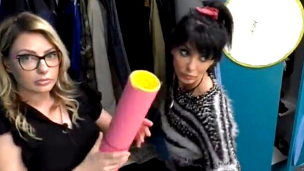 Manila e Miriana parlano in codice nascoste dietro l'armadio: cosa si sono dette, il video 41 Manila e Miriana parlano in codice