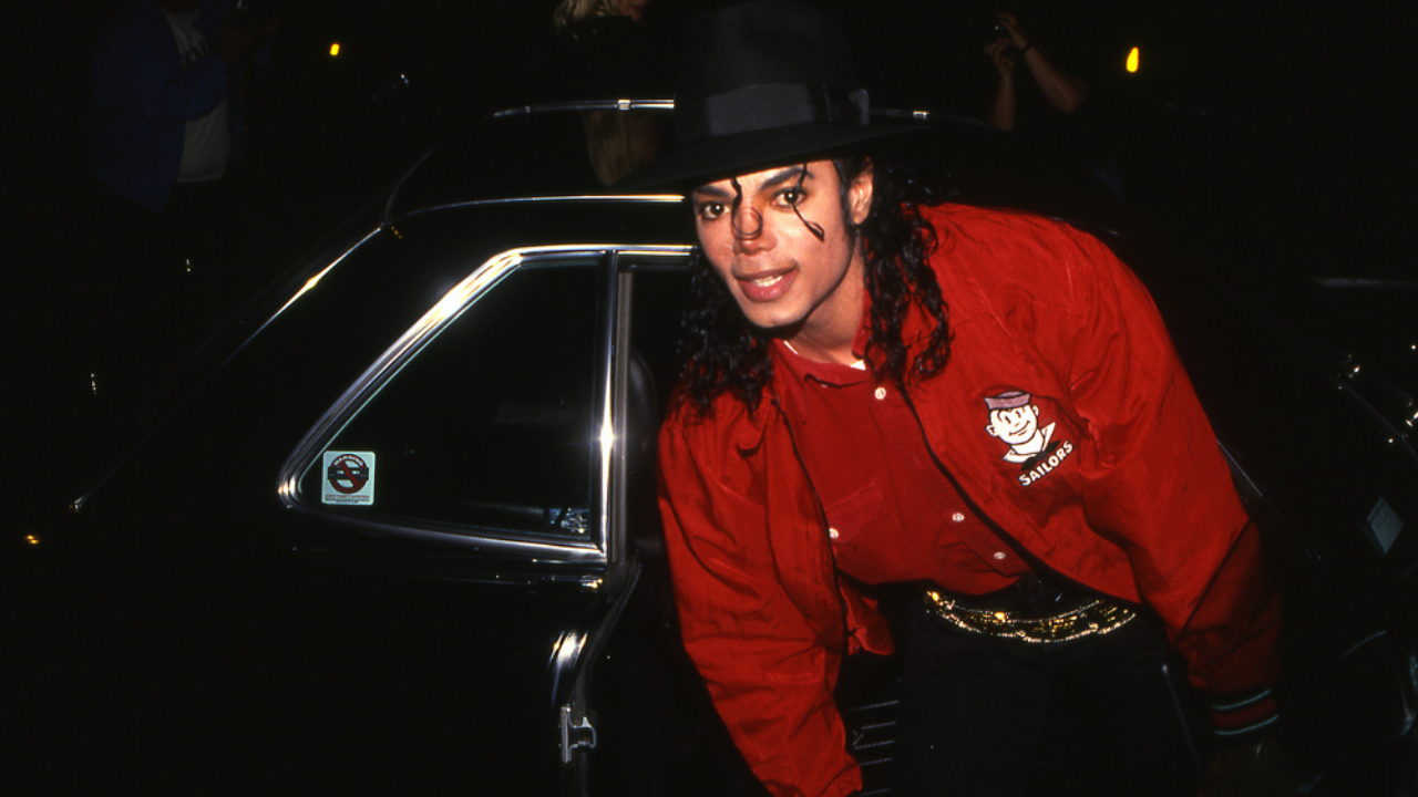 Michael Jackson mentre esce da una macchina con una giacca rossa