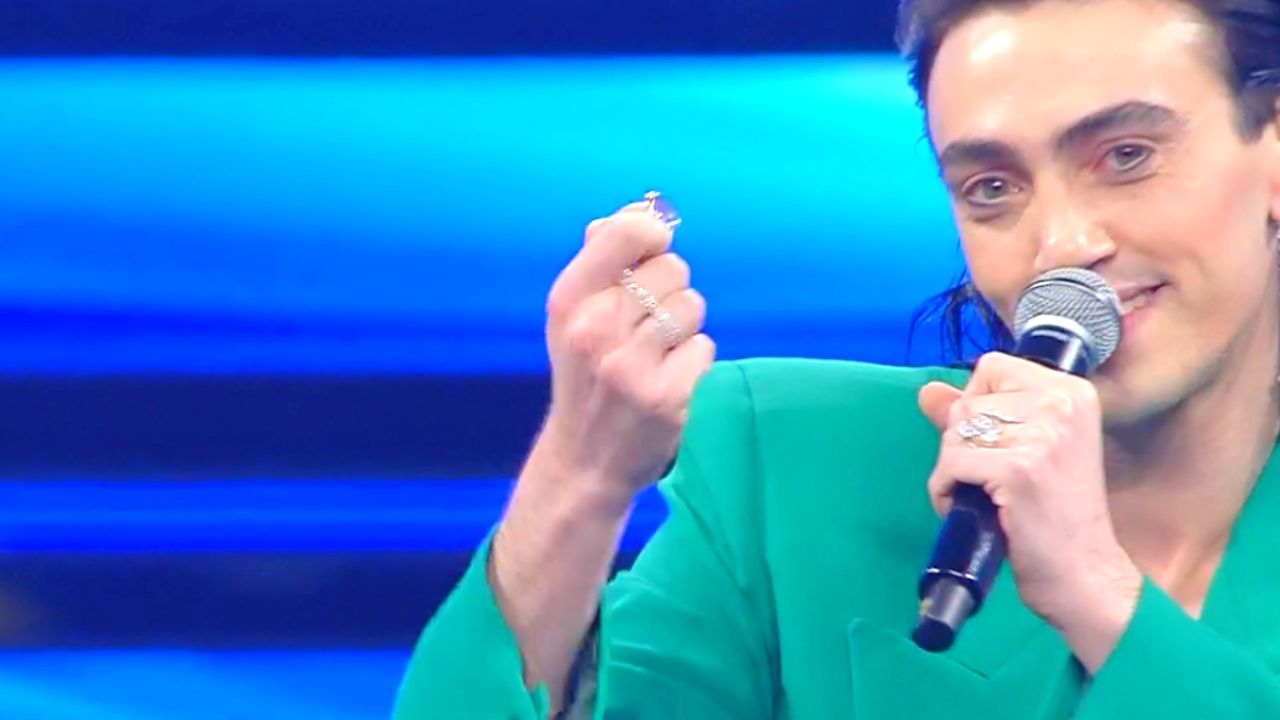 Michele Bravi: il gesto in ricordo dei nonni al Festival di Sanremo 41 Michele Bravi al Festival gesto per i nonni