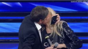 Gianni Morandi bacia Mara Venier a Domenica in: “Ma sei pazzo?”