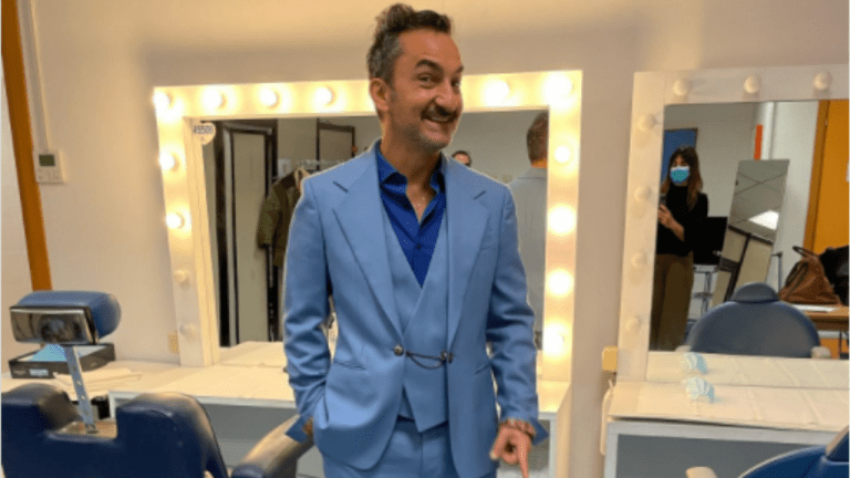 Nicola Savino in un camerino televisivo