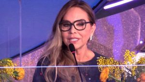 Ornella Muti spegne ogni polemica: “Pensano che io giri per il backstage rollando canne”