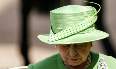 La regina Elisabetta con un cappello e vestito verde acido