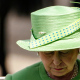 La regina Elisabetta con un cappello e vestito verde acido