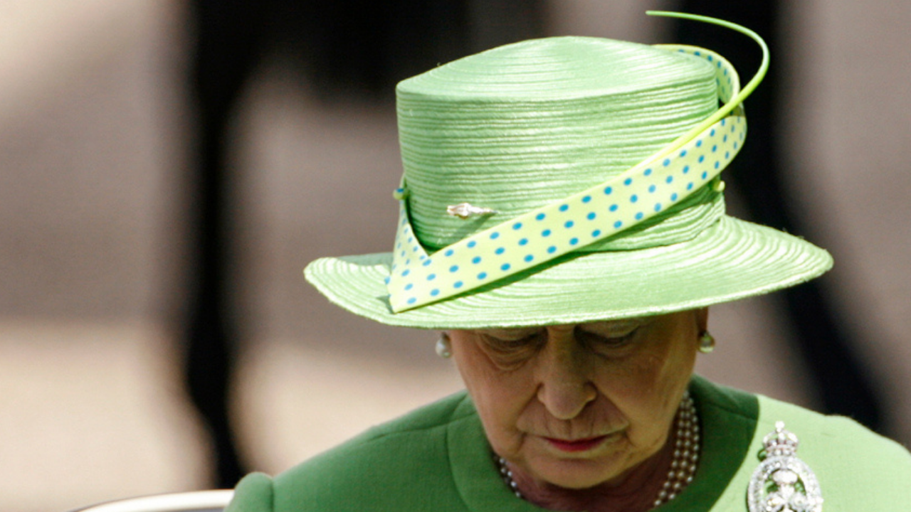 La regina Elisabetta con un cappello e vestito verde acido