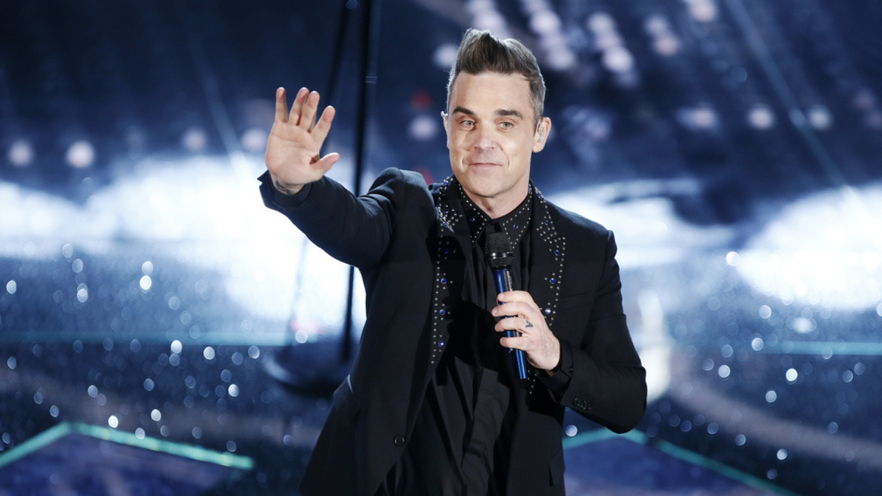Il cantante inglese Robbie Williams durante un concerto