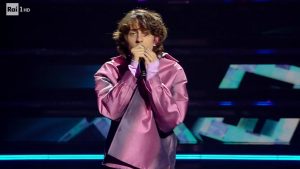 Sanremo, Sangiovanni apre la seconda serata vestito di rosa: il motivo