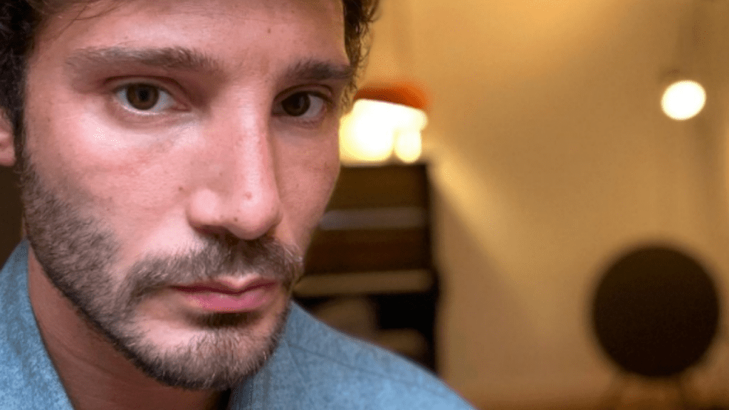 Stefano De Martino in un selfie