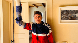Gianni Morandi operato alla mano: le sue condizioni dopo l’intervento