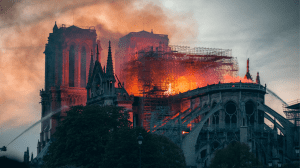 Notre-Dame in fiamme: dal 28 marzo il film che riscostruisce l’incendio che paralizzò Parigi