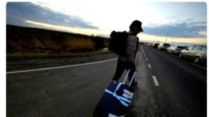 Sean Penn lascia l’Ucraina a piedi: la foto in cammino verso la Polonia