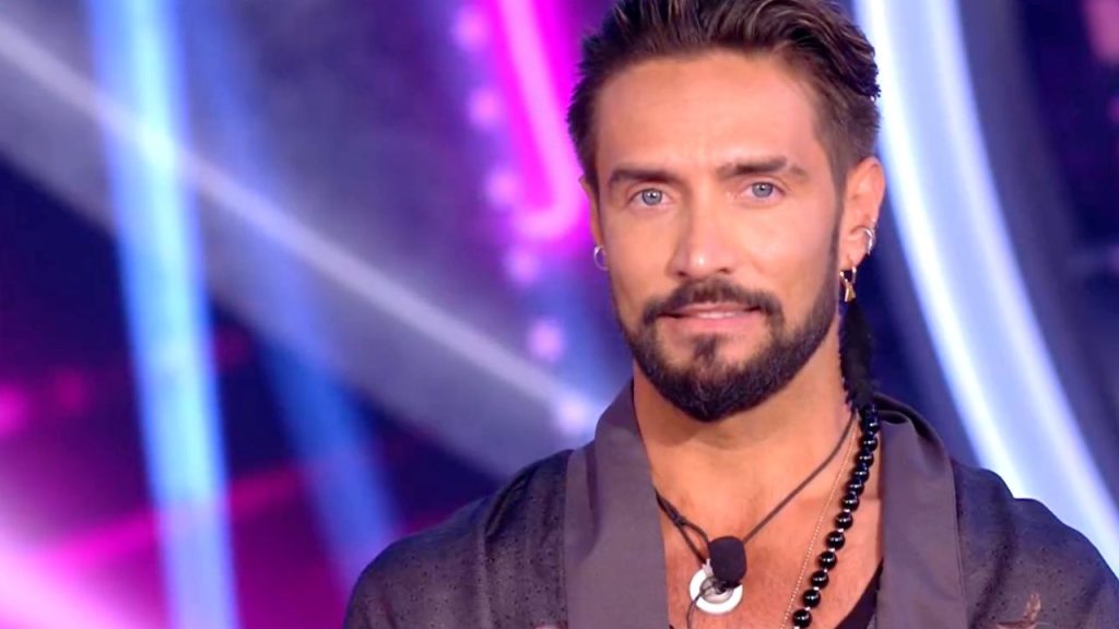 Alex Belli attacca Barù: "L'unica cosa che sai fare è ruttare e scorreggiare" 42 alex belli gfvip 20