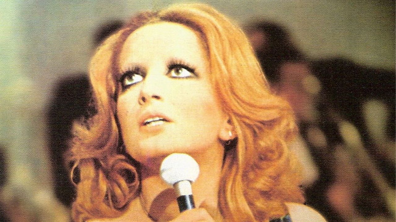 Semifinale Il Cantante Mascherato: Milly Carlucci omaggia Mina 41 Mina cantante