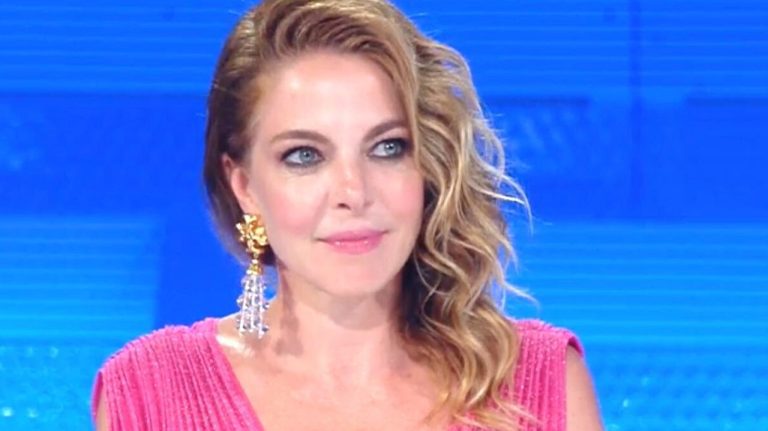 Claudia Gerini ad Oggi è un altro giorno racconta di essere cintura nera di taekwondo