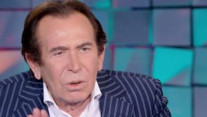 Giucas Casella a Verissimo rivela: “Amo sia gli uomini che le donne”