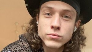 Irama lancia un singolo dal titolo Pampampampampampampampam (no, non è salito un gatto sulla tastiera)
