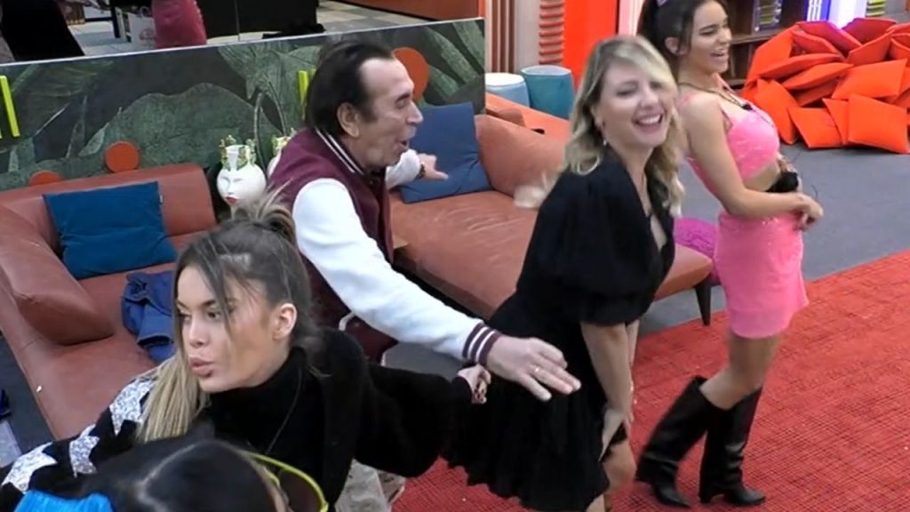 Manila Nazzaro twerka su Giucas Casella: "Saluto la dignità che mi è rimasta" 42 Manila Nazzaro GF Vip