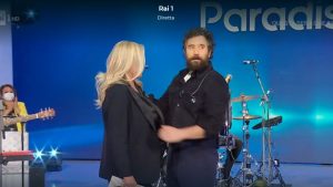 Domenica in, Mara scatenata su Tommaso Paradiso: “Tu mi guardi le gambe”