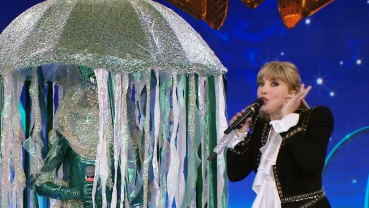 Chi c'è sotto Medusa al Cantante Mascherato? Lo "spoiler" di Iva Zanicchi 41 Medusa Cantante Mascherato