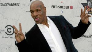 Mike Tyson sbeffeggia Holyfield: produrrà caramelle a forma di orecchio