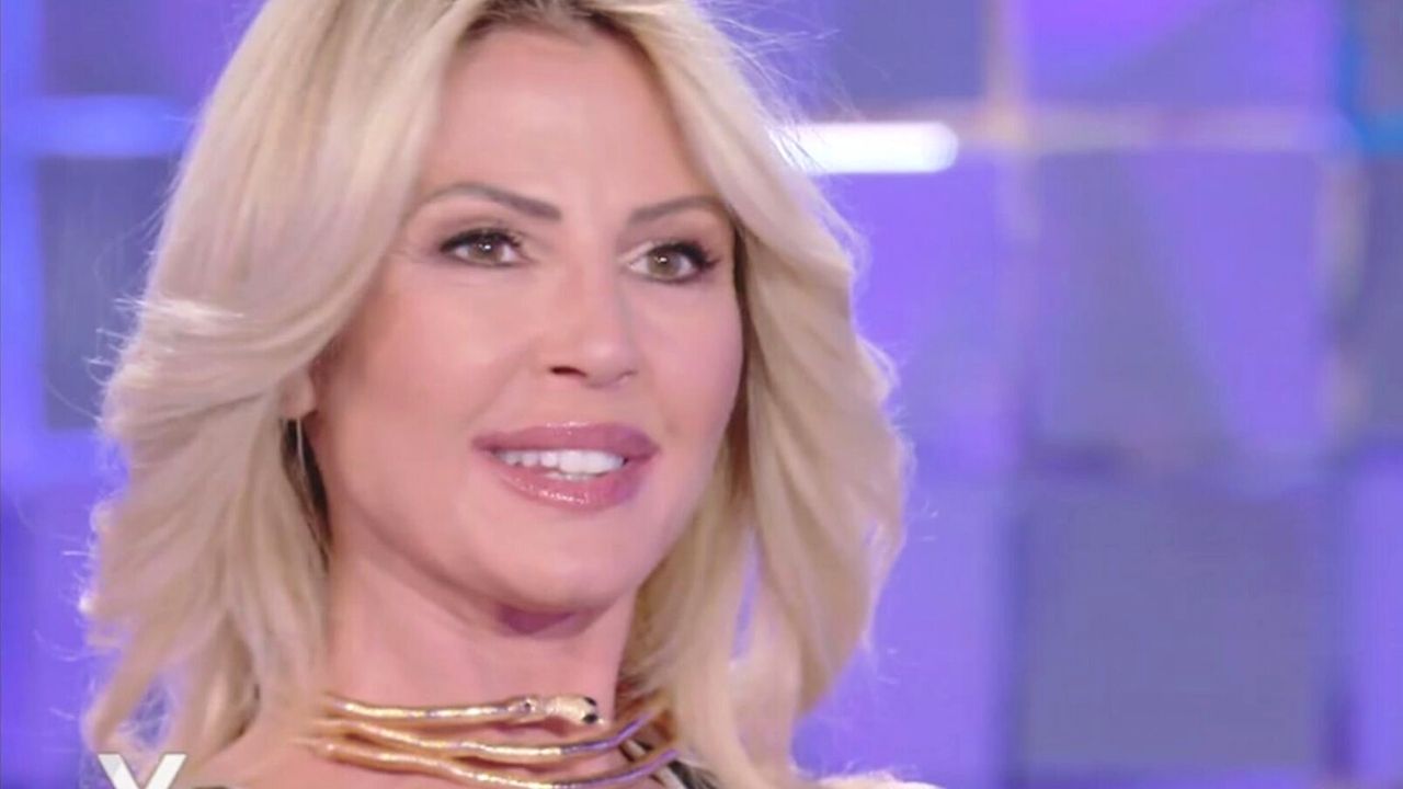 "Manco gli zingari": Nathaly Caldonazzo spiega le sue parole al GF Vip 41 Nathaly Caldonazzo Verissimo