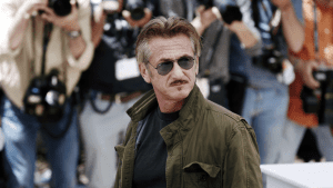 Sean Penn incontra Zelensky e gli dona l’Oscar: “Fino alla vittoria”