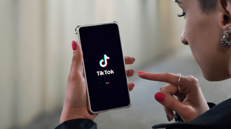 un cellulare con tiktok