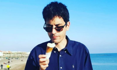 Valerio Lundini che mangia un gelato