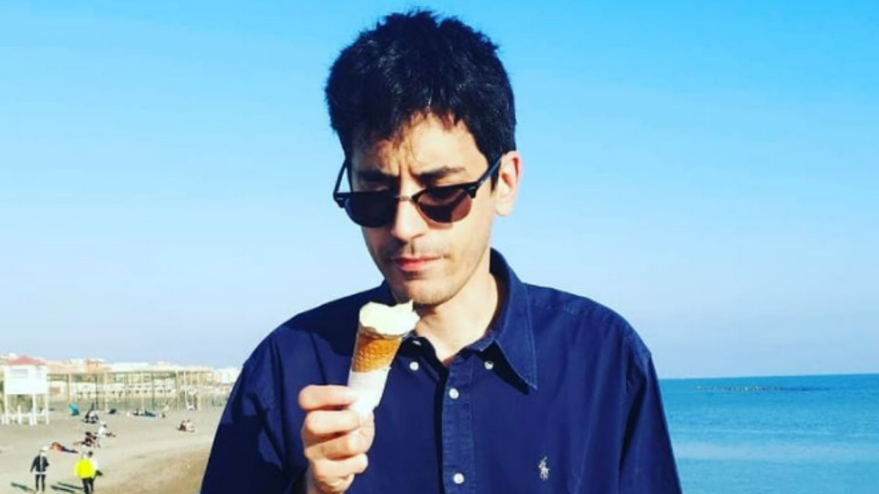 Valerio Lundini che mangia un gelato