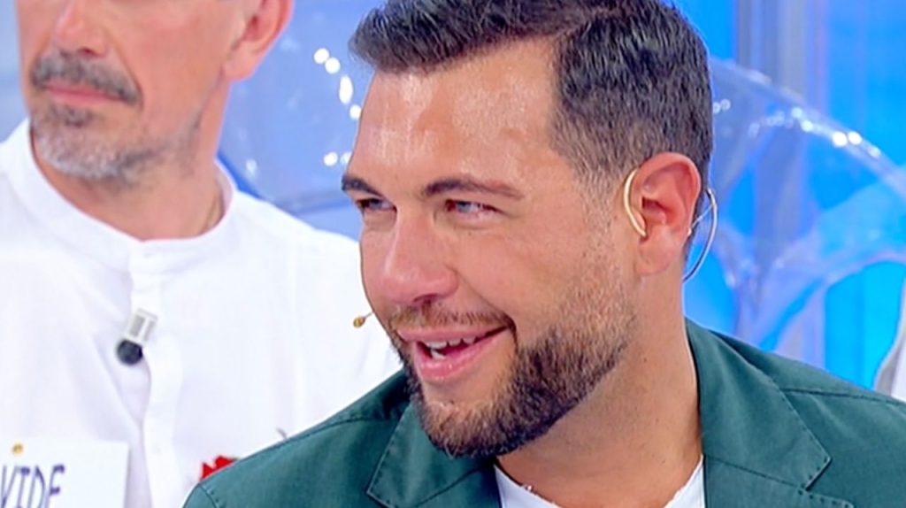 Uomini e Donne | Riccardo e Ida, qualcosa non torna: Tina esplode e in studio scendono lacrime 45 Alessandro di Uomini e Donne