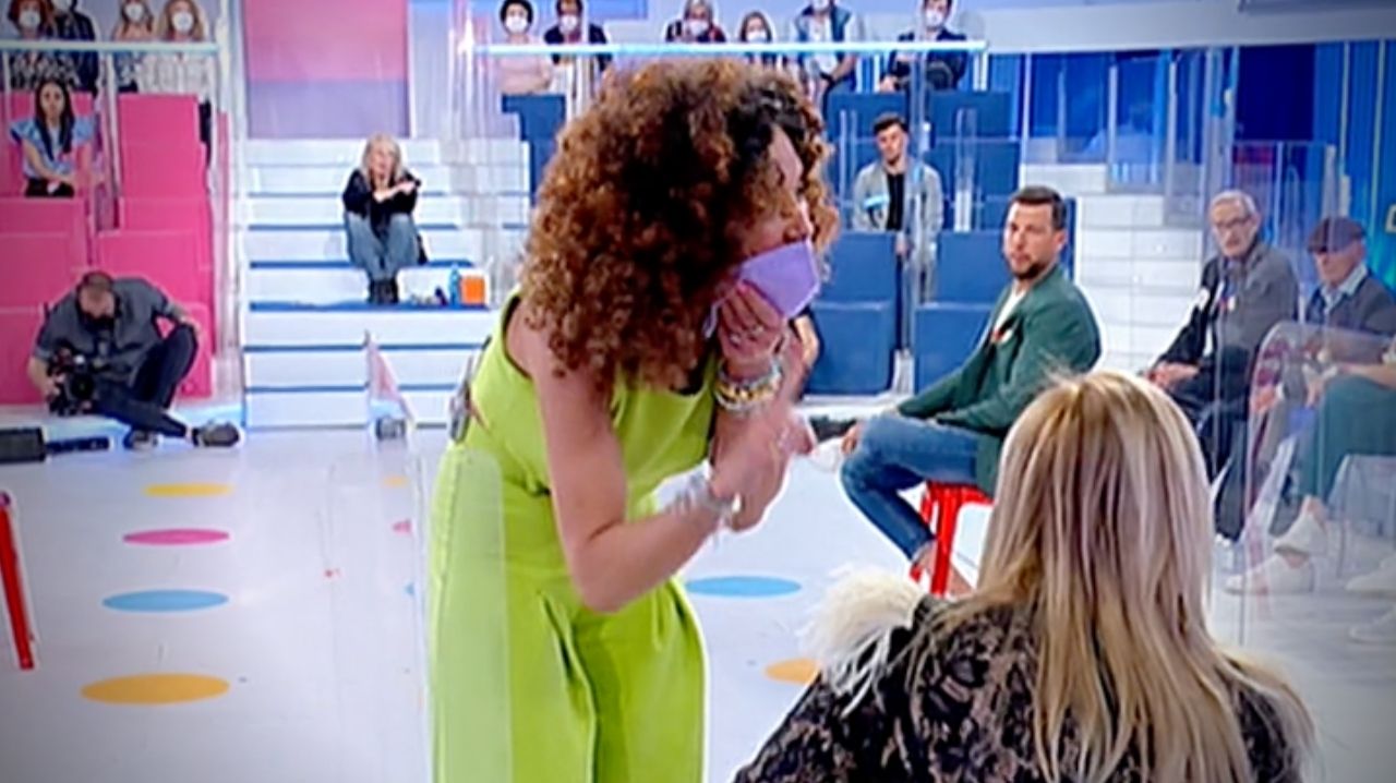 Uomini e Donne | Riccardo e Ida, qualcosa non torna: Tina esplode e in studio scendono lacrime 41 Tina e Ida litigano in studio a Uomini e Donne