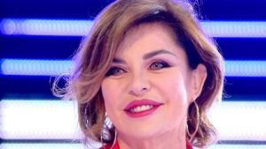 Alba Parietti posta una foto in costume: le critiche e la sua reazione