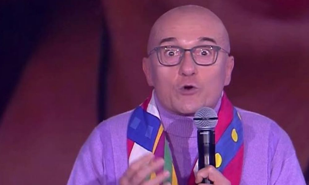 Alfonso Signorini bloccato a Parigi: “Ce la faremo a presentare il GF?”