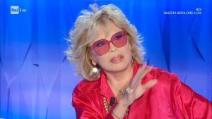 Amanda Lear, l’aneddoto: “Mi mettono la faccia sulle t-shirt, non le pago”