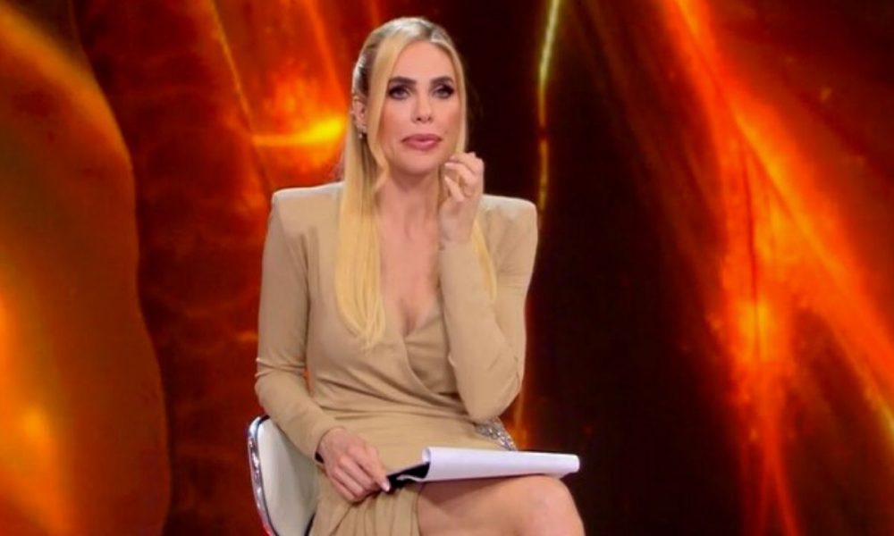 Il reality scarta un concorrente per l’odore sgradevole: è un famoso cantante campano