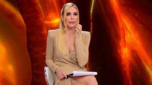 Il reality scarta un concorrente per l’odore sgradevole: è un famoso cantante campano