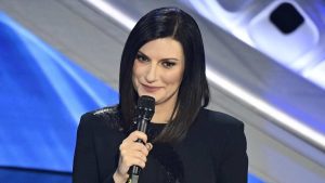 La critica a Laura Pausini: “Vestita non tenendo conto della bilancia”