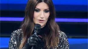 Laura Pausini sui social: “Ho scoperto di essere positiva al Covid”