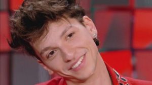 Luigi Strangis: a chi è dedicato l’inedito Tienimi stanotte