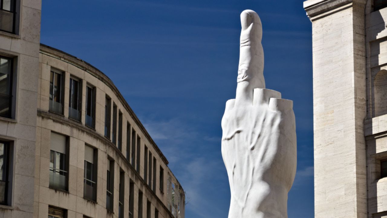 Cattelan accusato di plagio: lui non ci sta e chiede 5 milioni di risarcimento 41 cattelan