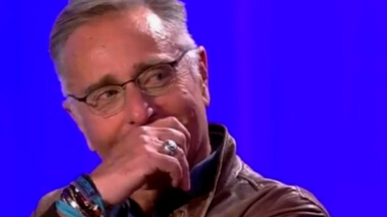 Paolo Bonolis ride della lite tra Sgarbi e Mughini al Maurizio Costanzo Show