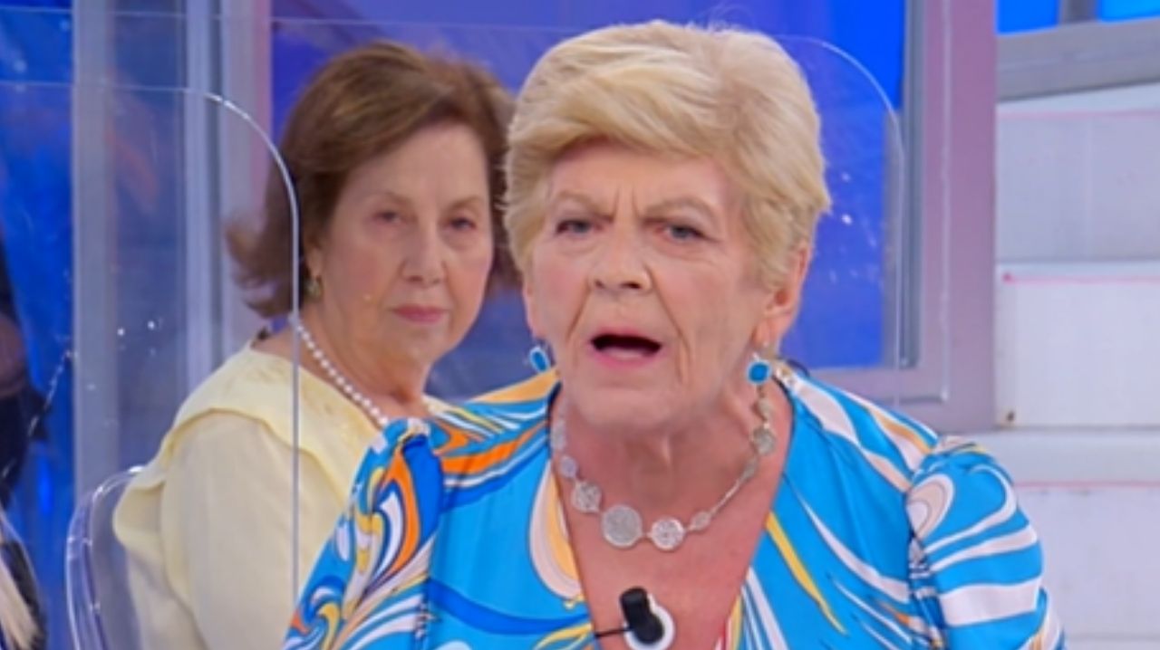 Uomini e Donne, Tina contro Pinuccia: "Ma vai aff***ulo" 41 Pinuccia litiga con Tina a Uomini e Donne