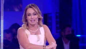Sonia Bruganelli su Paolo Bonolis: “Ce ne sono tante che gli vanno dietro”