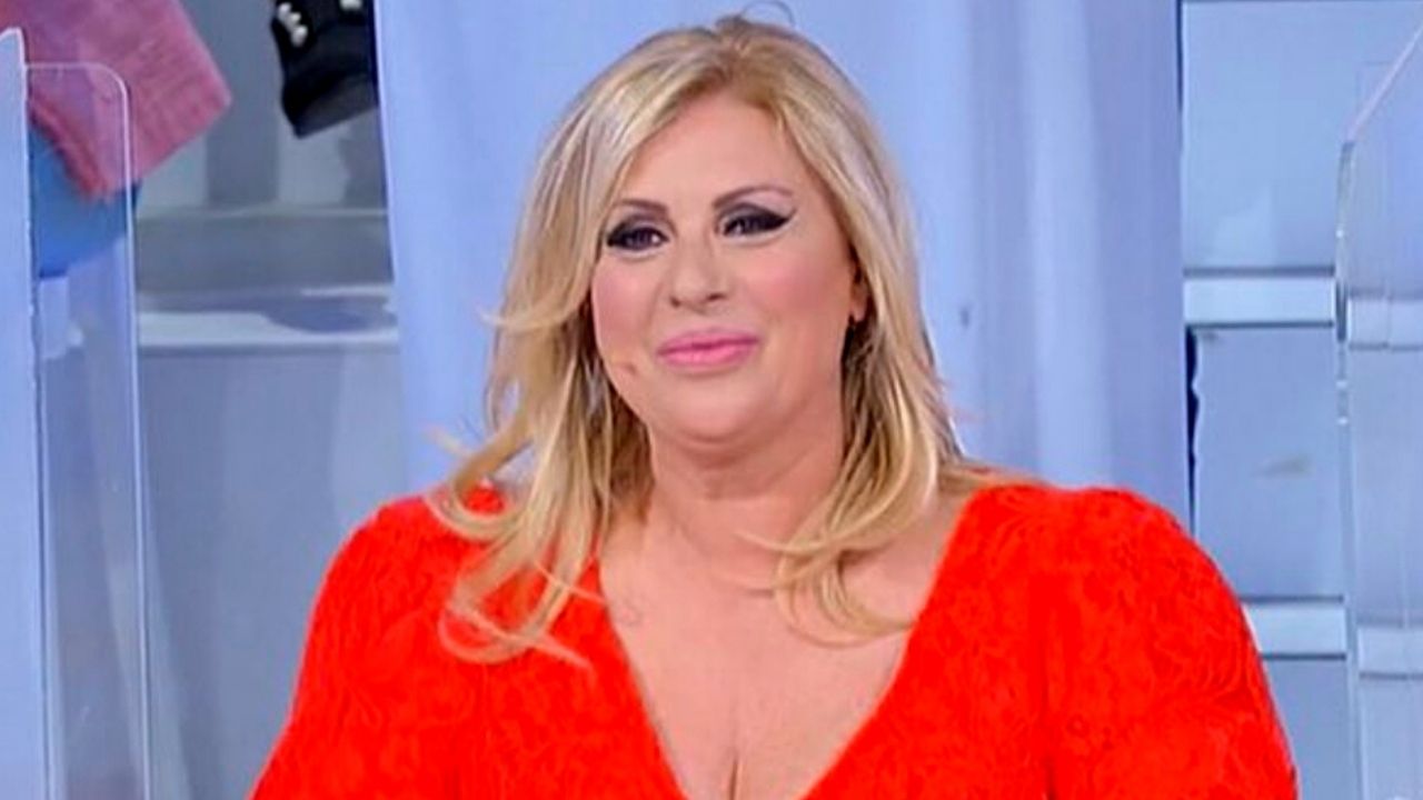 Tina Cipollari pesantemente attaccata dall'ex tronista di Uomini e Donne 41 Tina Cipollari accusata da Rossella Intellicato ex tronista di Uomini e Donne