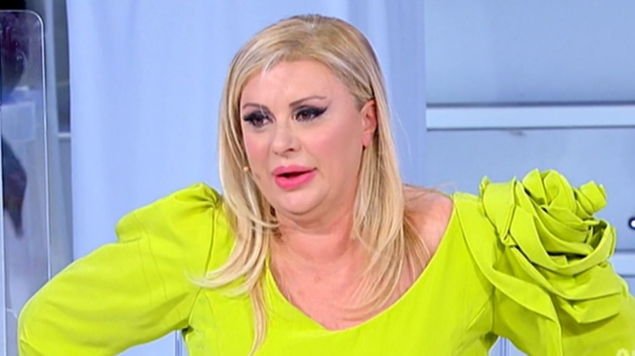 Uomini e Donne, Tina finisce nel mirino di Fabio N: "Hai il piede di porco!" 41 Tina Cipollari Uomini e Donne