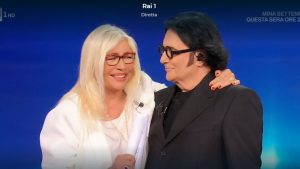 Domenica in, Mara Venier: “Te l’ho data”, l’ironia con Renato Zero