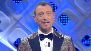 Amadeus ancora positivo al Covid: “Sintomatologia pesante”, come sta