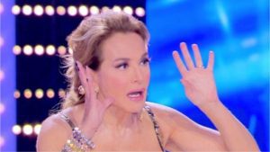 “Perché devi stare zitta con lei, muta”: le dure critiche a Barbara D’Urso
