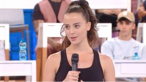 Carola Puddu: “Un’insegnante mi disse che avrei dovuto diminuire il seno”